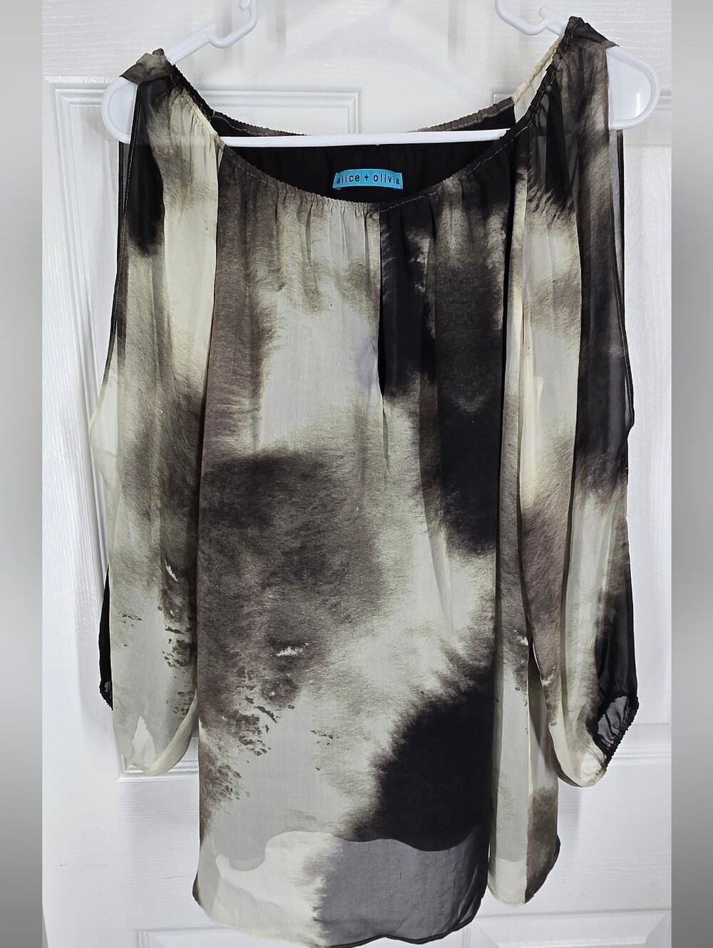 Alice + Olivia 100% Silk Abstract Print Cold Shoulder Long Sleeve Blouse